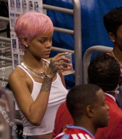 Rihanna nude photo 25