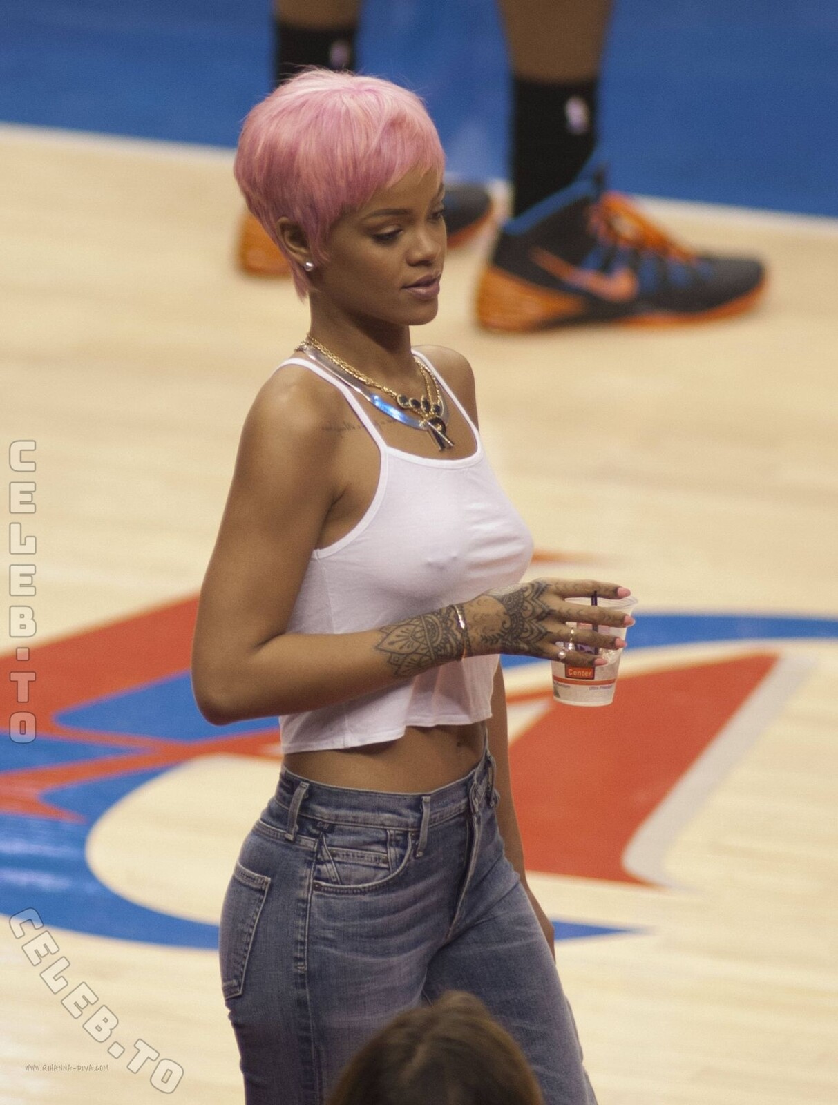 Rihanna nude photo 11