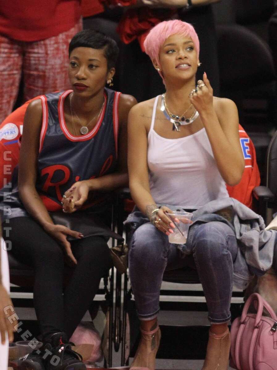 Rihanna nude photo 16