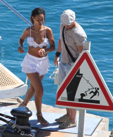 Rihanna nude photo 146
