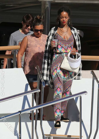 Rihanna nude photo 139