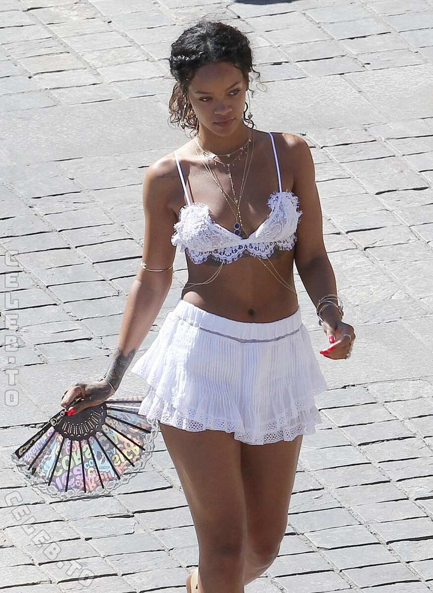 Rihanna nude photo 10