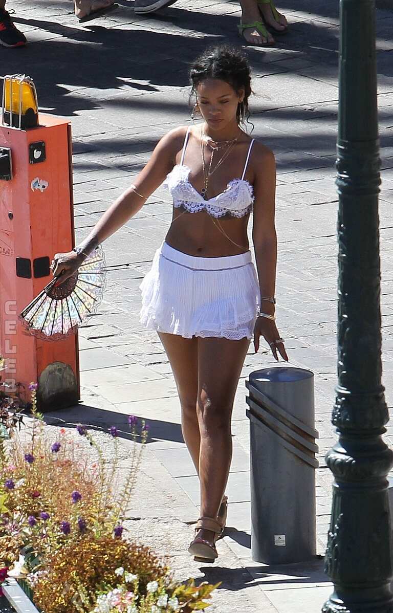 Rihanna nude photo 15