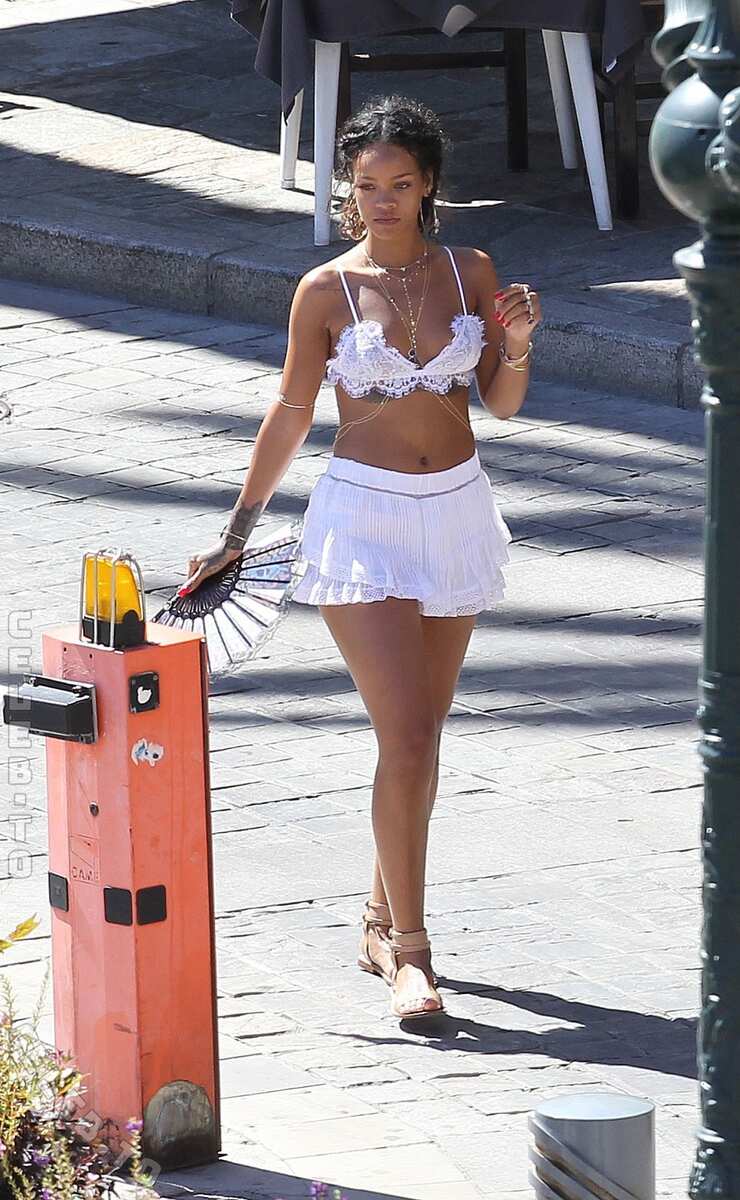 Rihanna nude photo 16