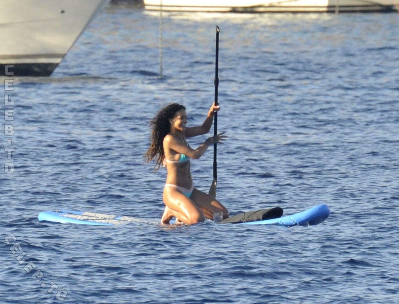 Rihanna nude photo 8