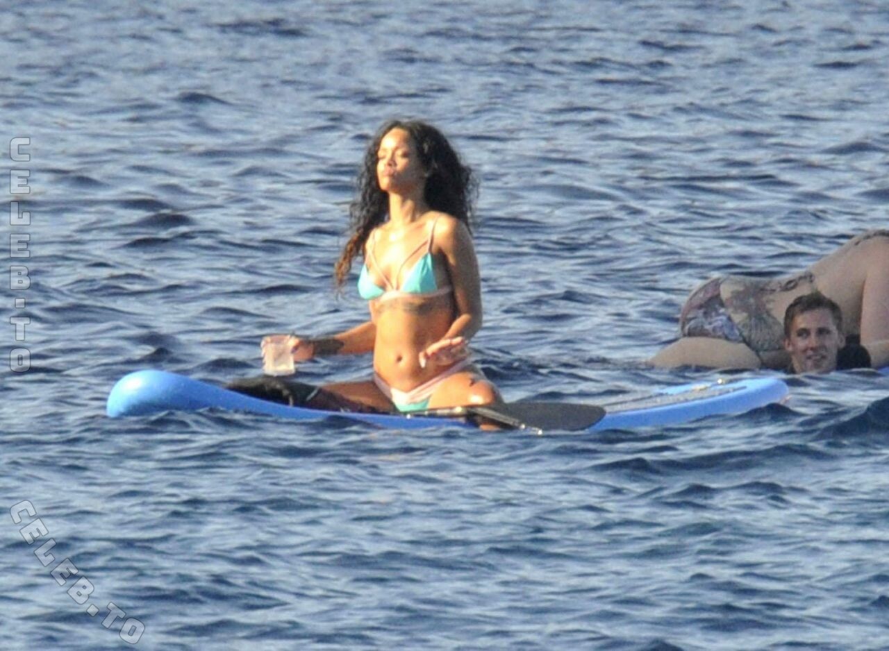 Rihanna nude photo 14