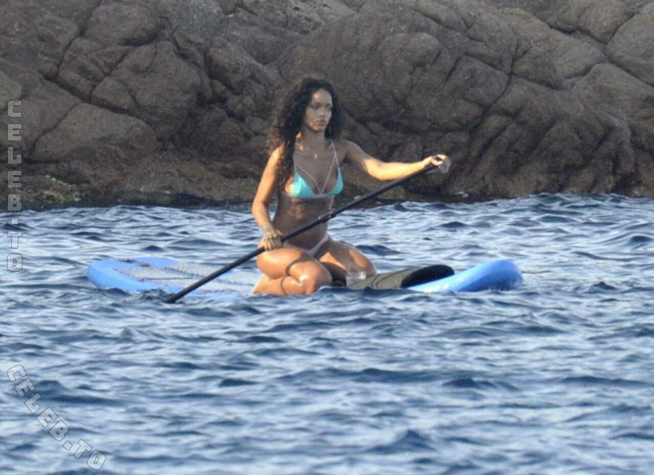 Rihanna nude photo 16