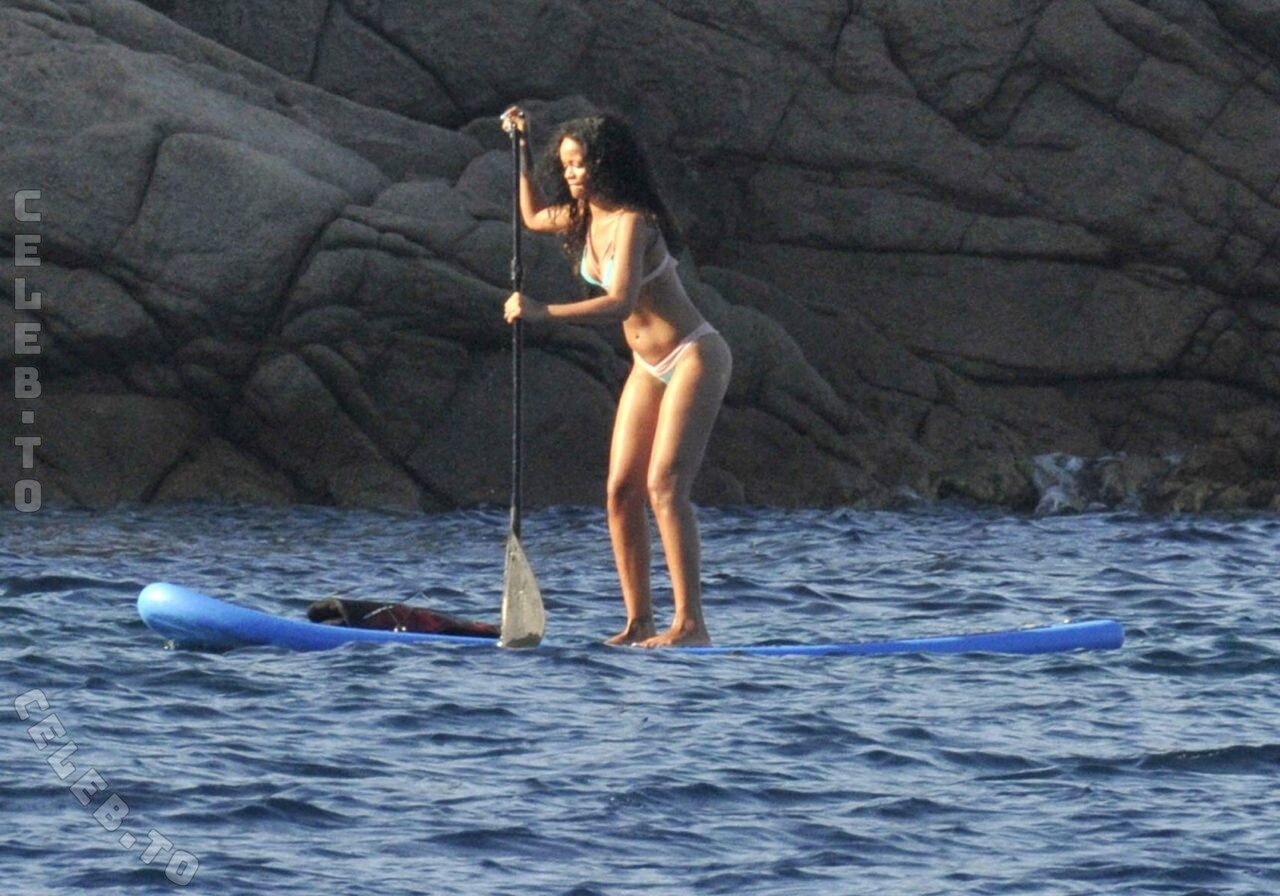 Rihanna nude photo 18