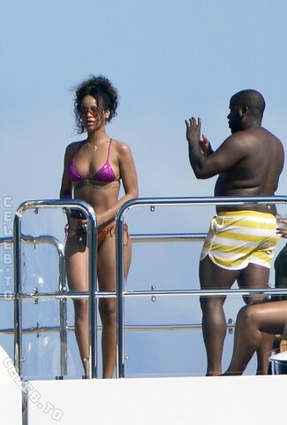 Rihanna nude photo 55
