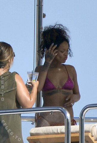 Rihanna nude photo 51