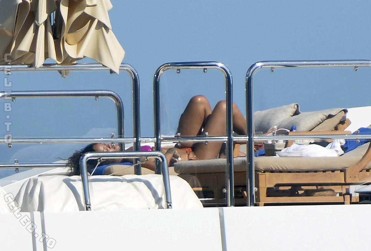 Rihanna nude photo 8