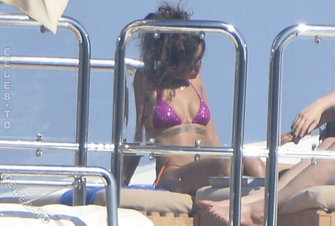 Rihanna nude photo 46