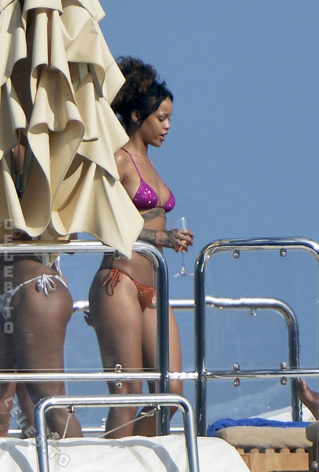 Rihanna nude photo 15