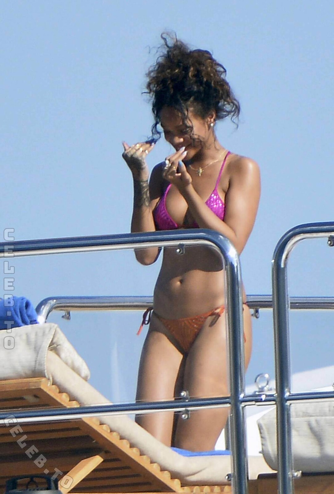 Rihanna nude photo 16