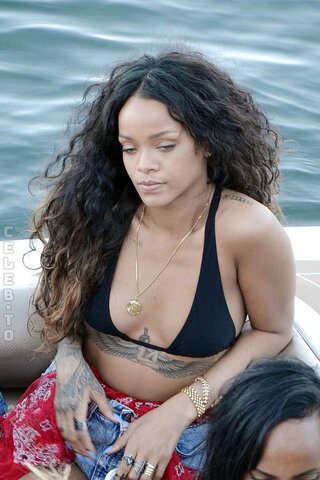 Rihanna nude photo 35