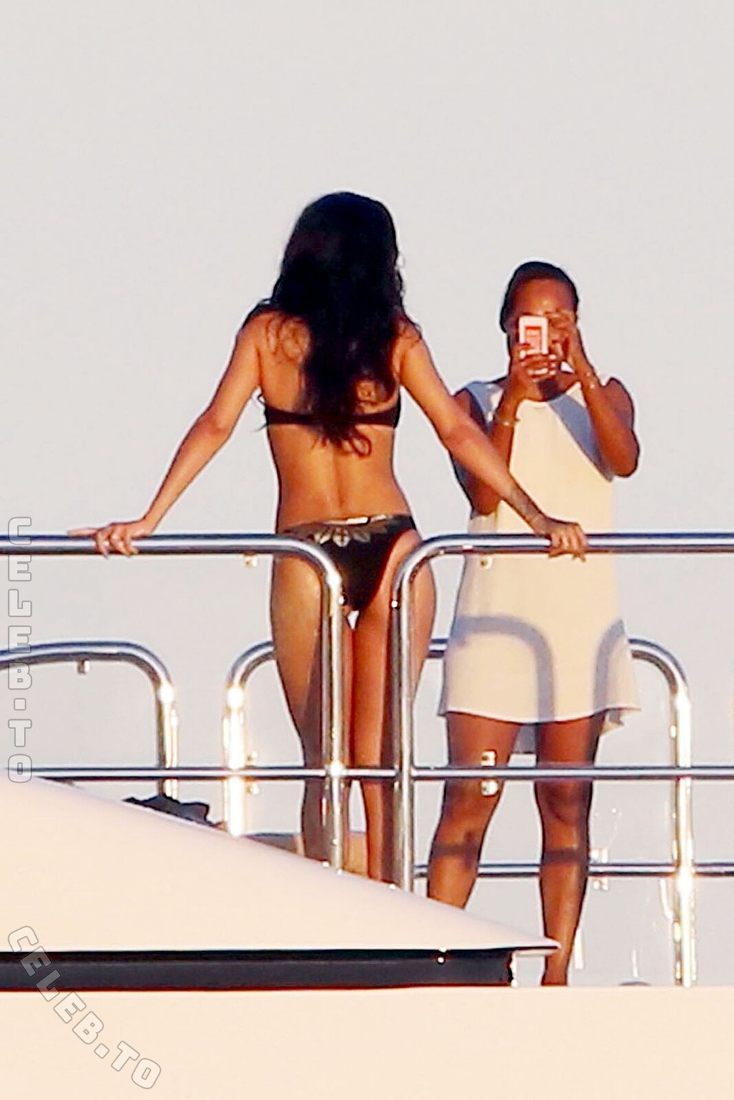 Rihanna nude photo 14