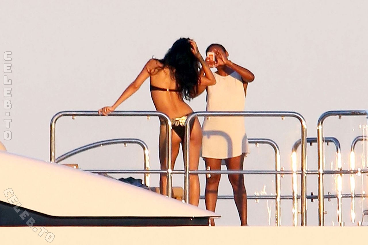 Rihanna nude photo 15