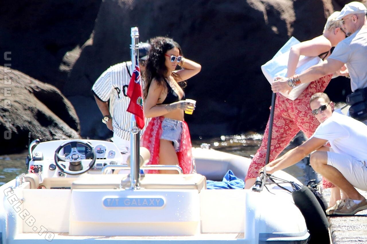 Rihanna nude photo 20