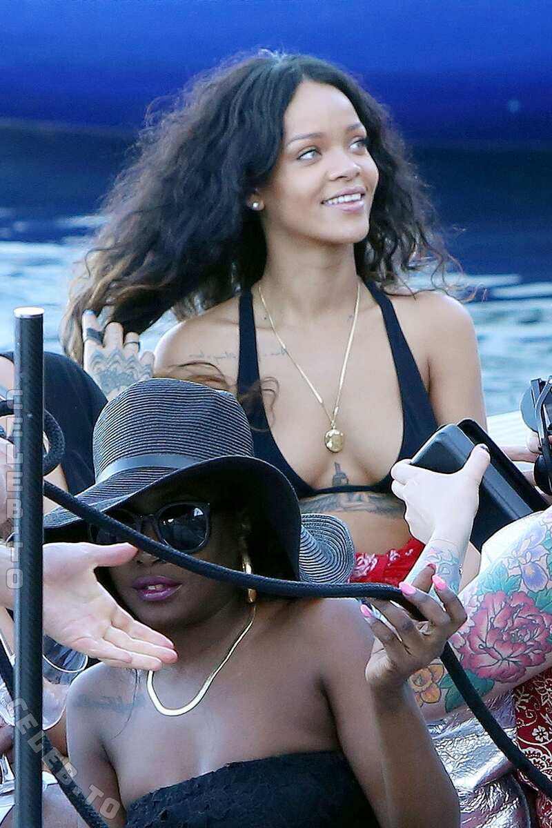 Rihanna nude photo 22