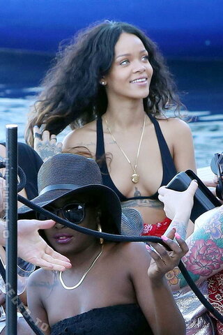 Rihanna nude photo 20