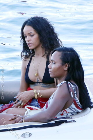 Rihanna nude photo 19