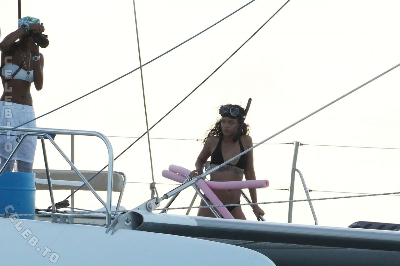 Rihanna nude photo 9