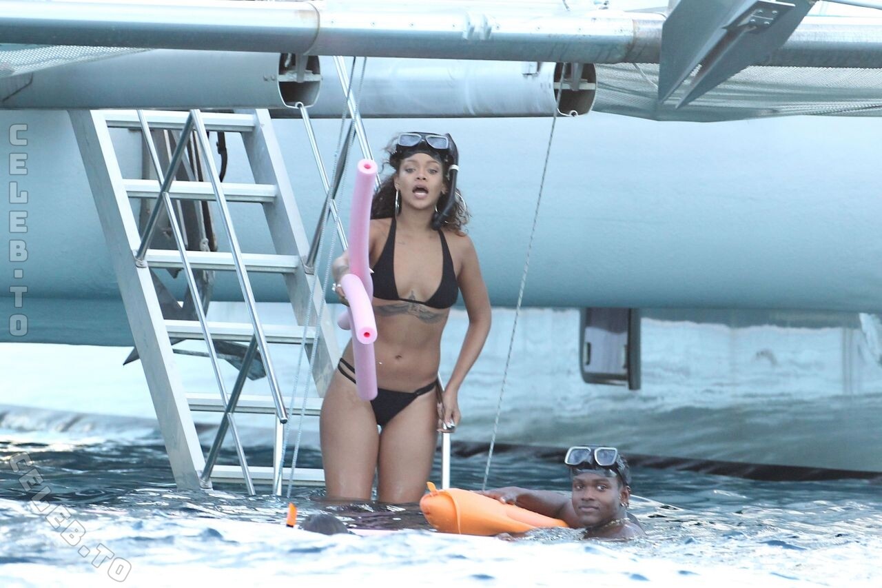 Rihanna nude photo 12