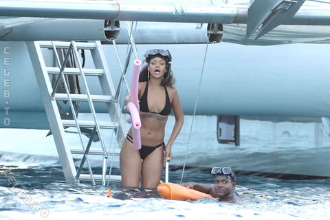 Rihanna nude photo 7