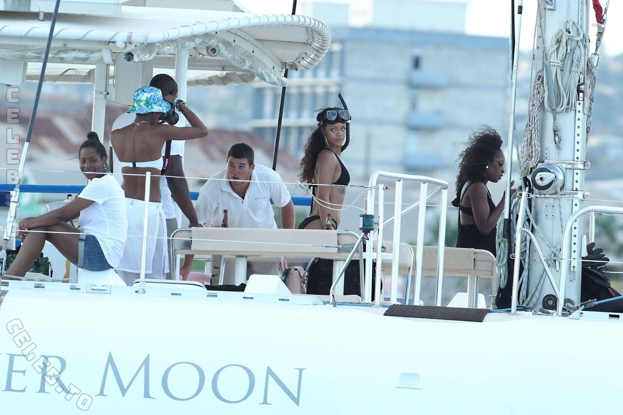 Rihanna nude photo 13