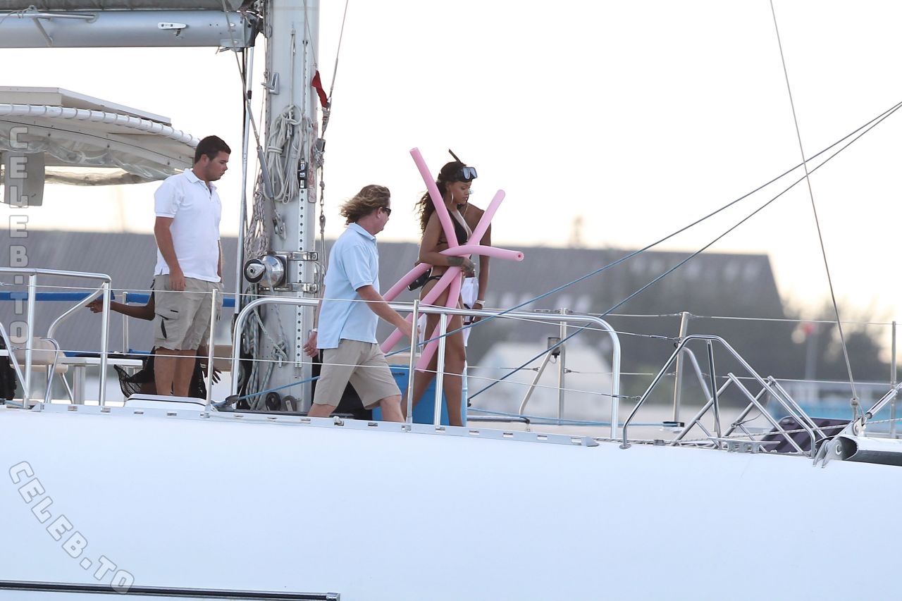 Rihanna nude photo 16