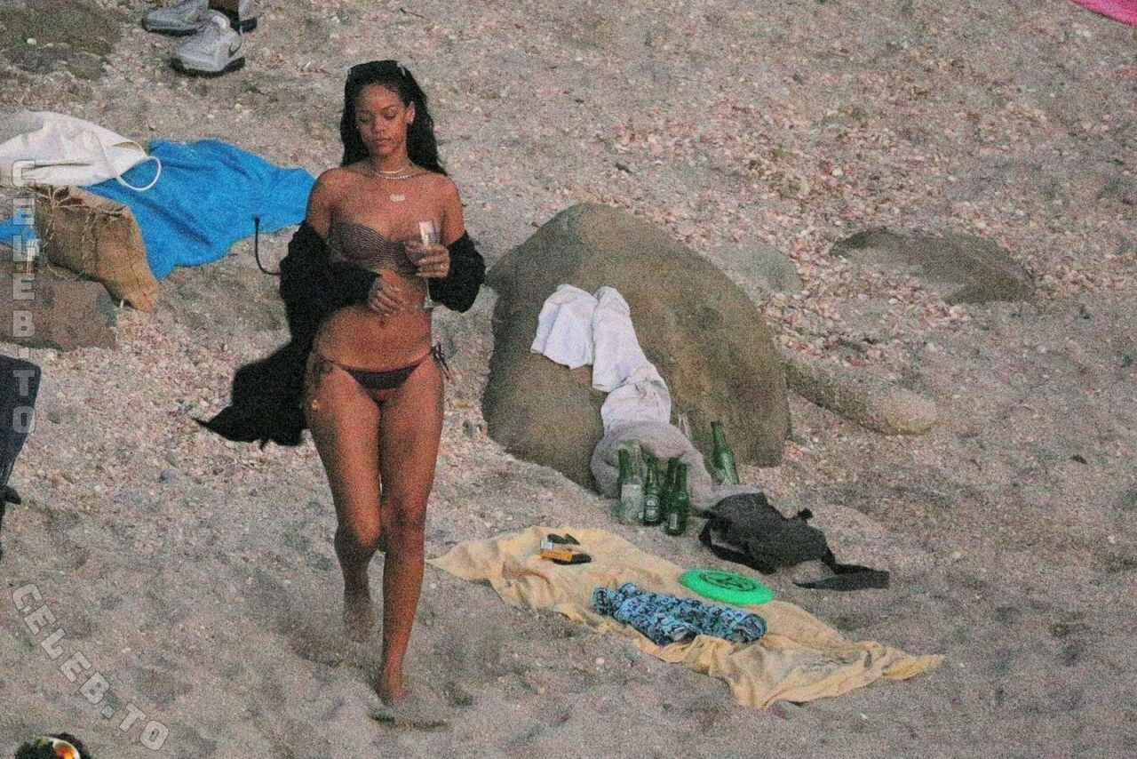 Rihanna nude photo 6