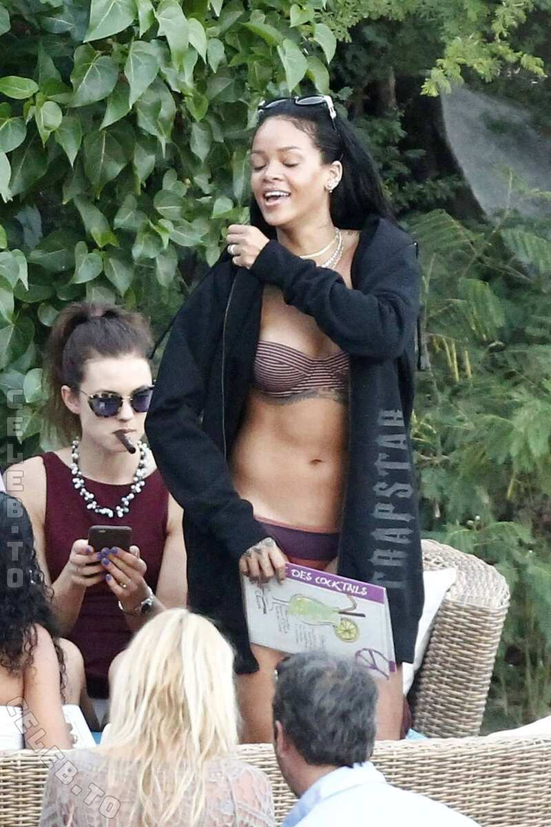 Rihanna nude photo 8