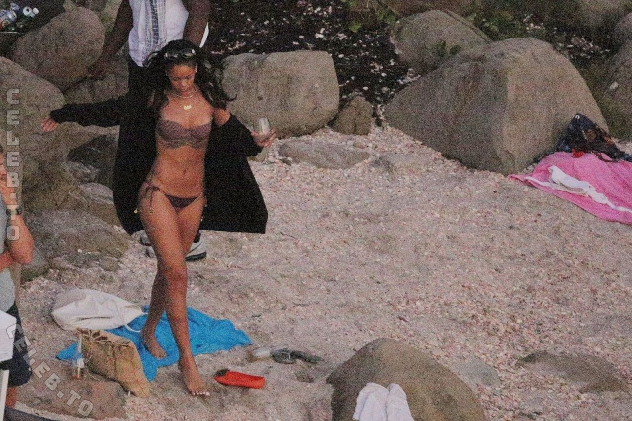 Rihanna nude photo 9