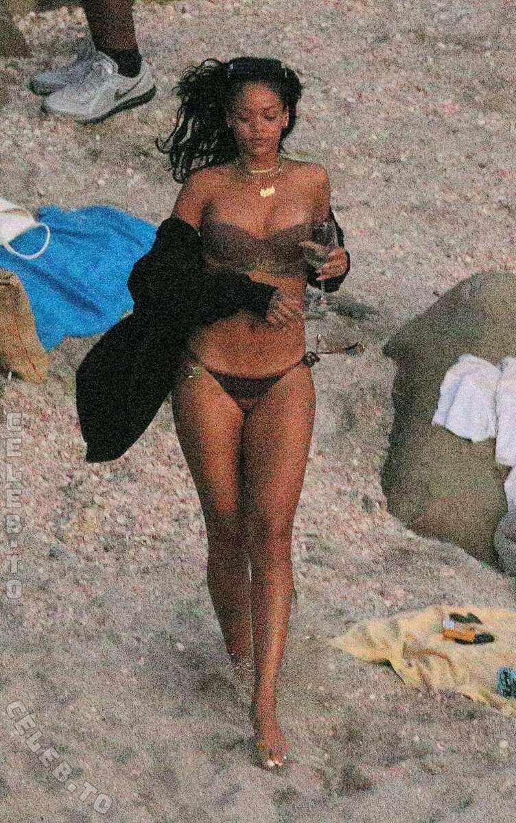 Rihanna nude photo 10