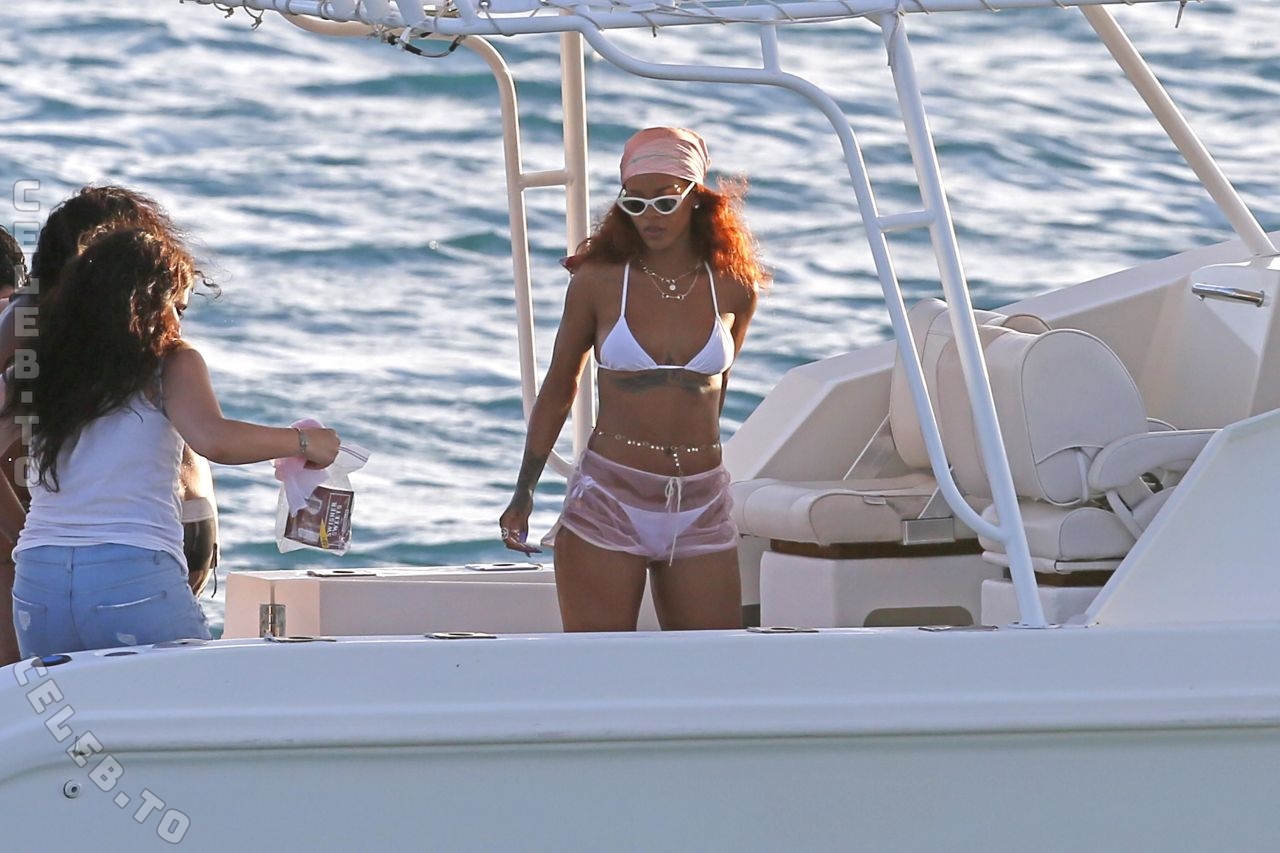 Rihanna nude photo 6