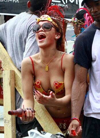 Rihanna Hot (4 photos)