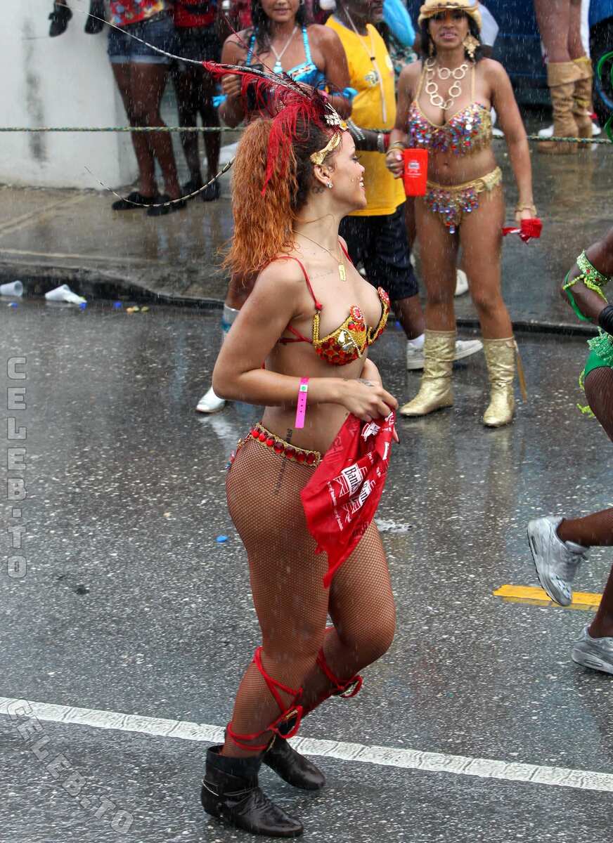 Rihanna nude photo 2