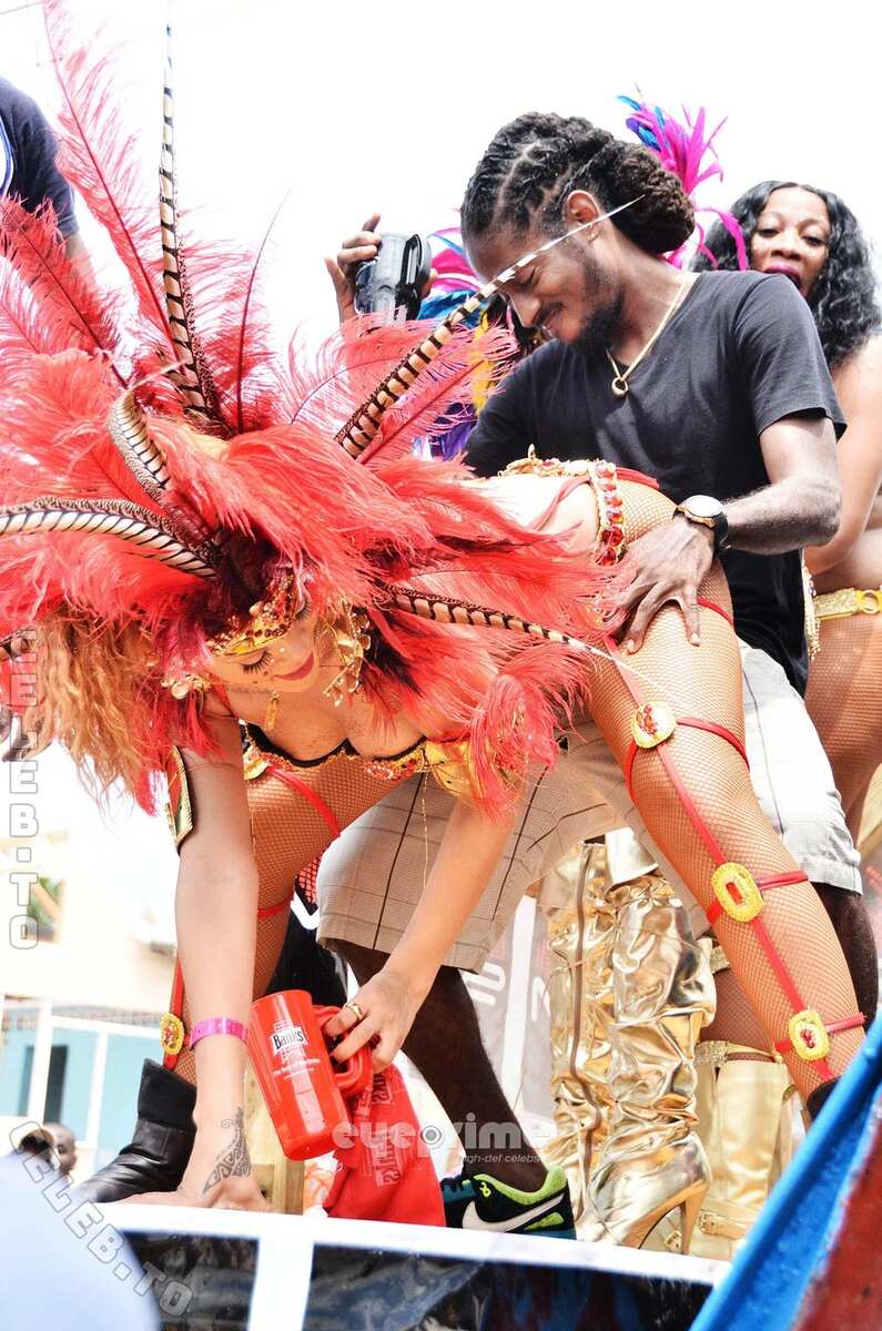 Rihanna nude photo 7