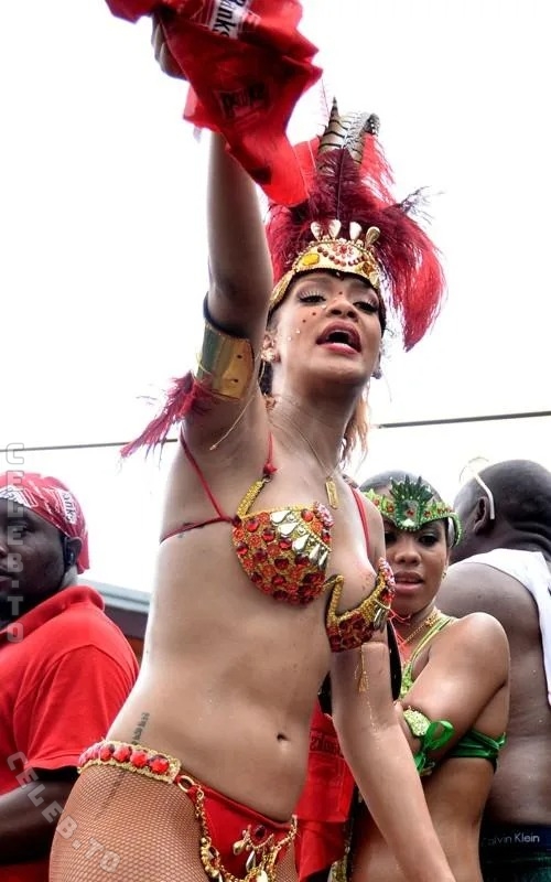 Rihanna nude photo 13
