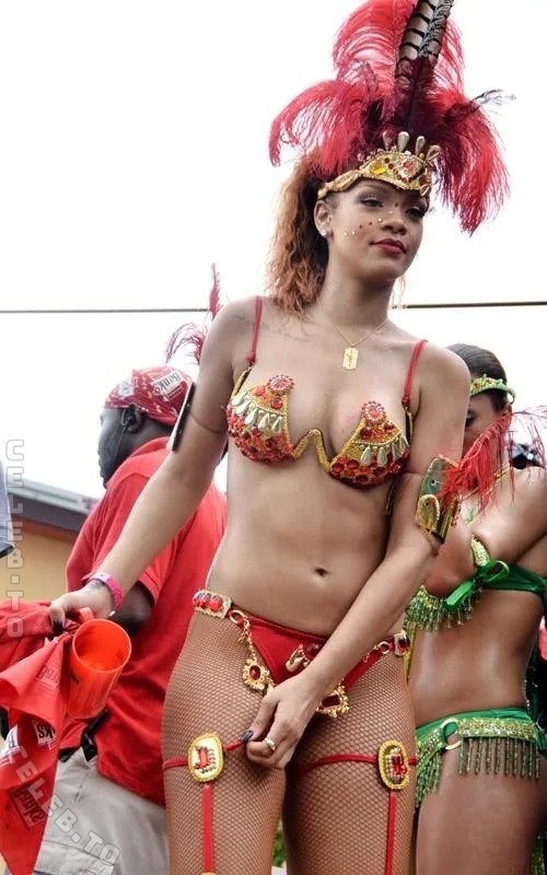 Rihanna nude photo 15