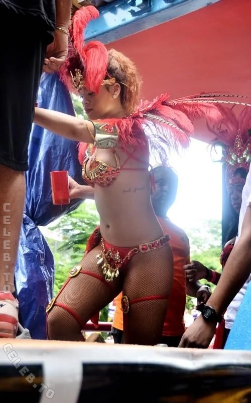 Rihanna nude photo 7