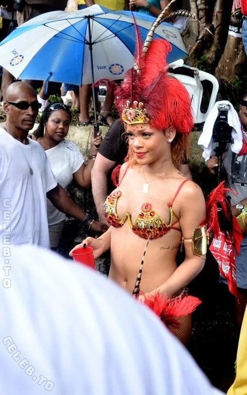 Rihanna nude photo 8