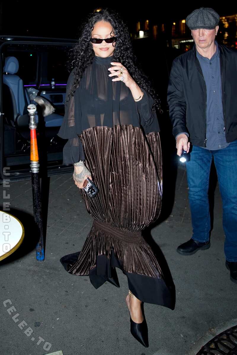 Rihanna nude photo 8