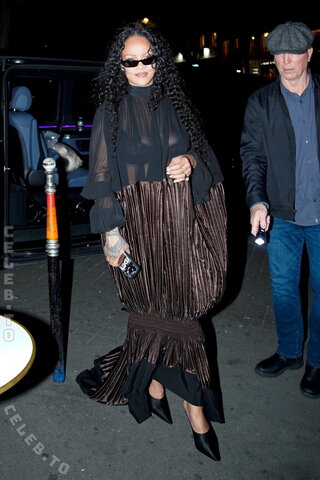 Rihanna nude photo 19