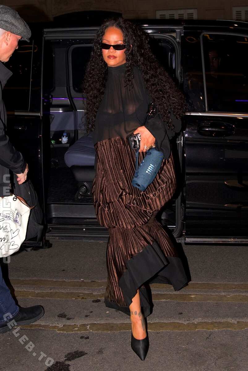 Rihanna nude photo 15