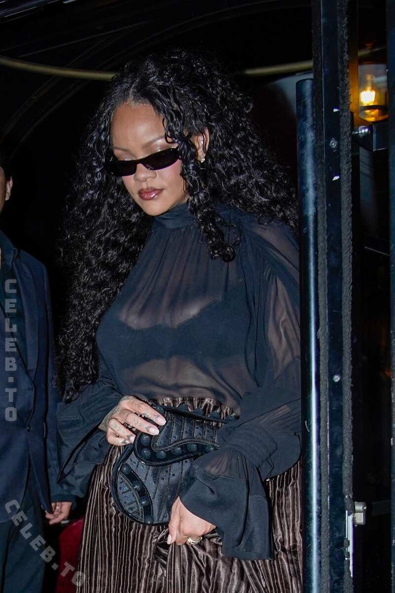 Rihanna nude photo 18