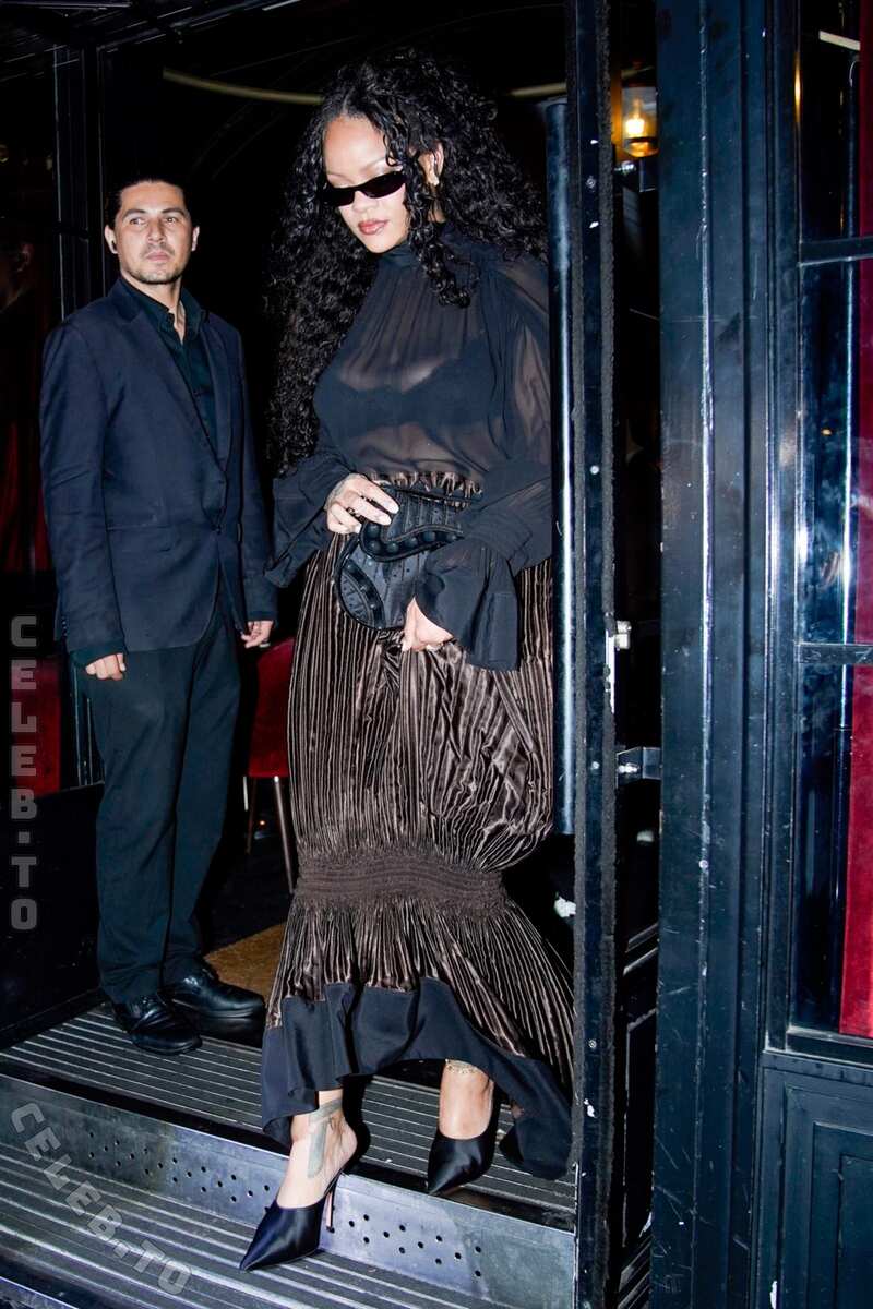 Rihanna nude photo 20