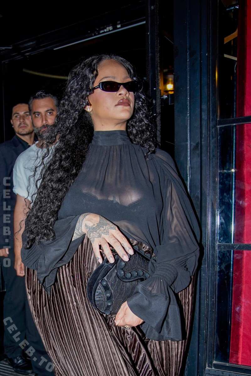 Rihanna nude photo 2
