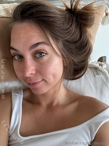 Riley Reid – I'm lying on a bed, wearing a sweet smile with teasing eyes