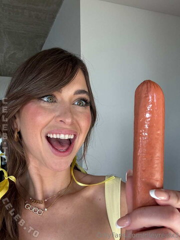Riley Reid nude photo 8